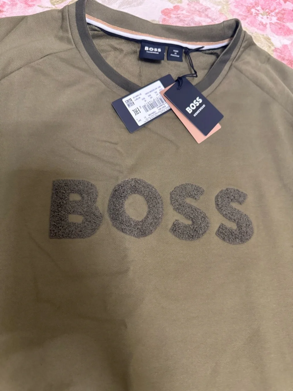 Hugo Boss NWT Crewneck with Terry Chenille appliqué - Picture 10 of 10